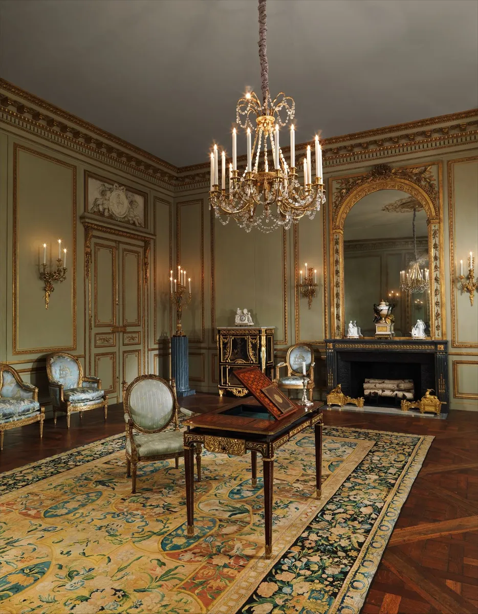 Salon ancien meublé d'antiquités, lustre et miroir doré : inventaire et estimation lors d'une succession