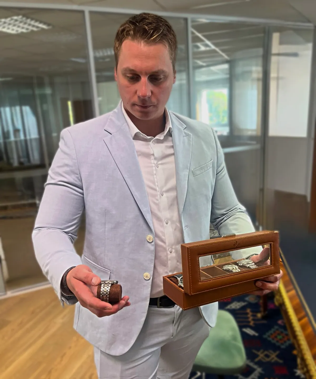 Florian, expert de l'équipe, examine un coffret de montres de collection à Marrakech