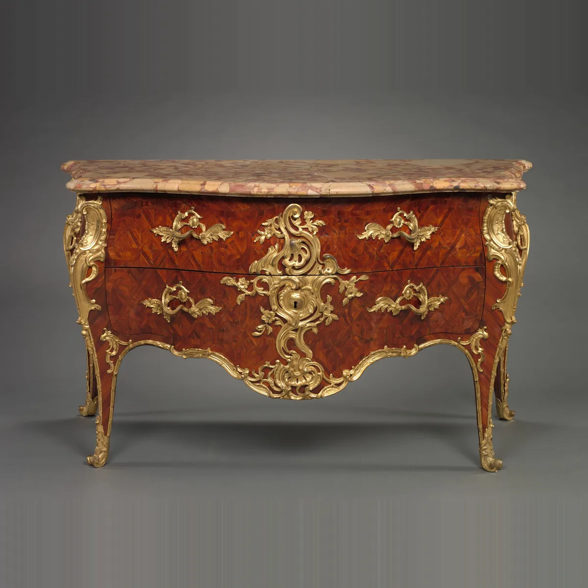 Commode Louis XV en marqueterie et bronzes dorés, dessus de marbre : meuble ancien estimé et racheté au Maroc