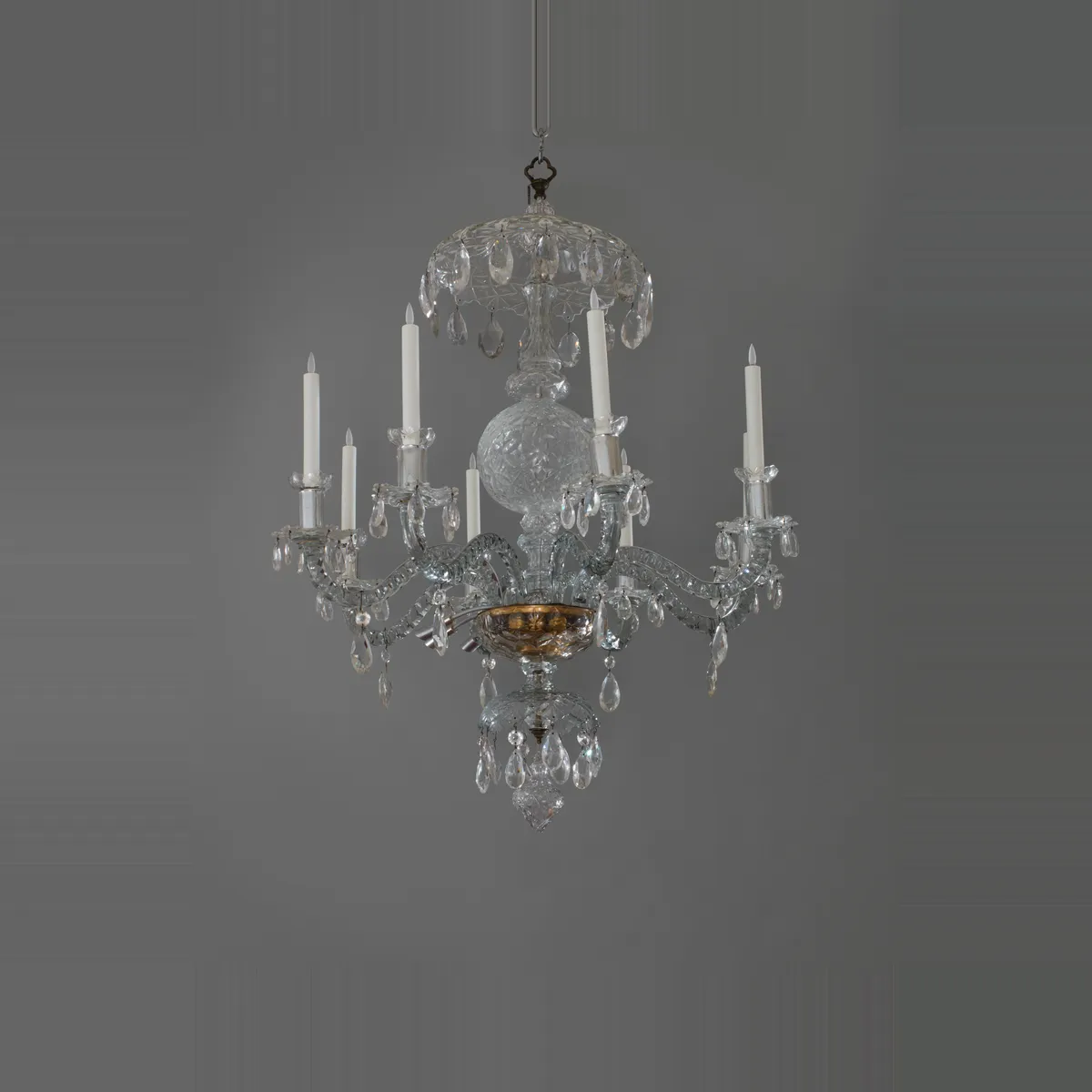 Lustre ancien en cristal à pampilles, type de luminaire estimé et racheté par François Secula au Maroc