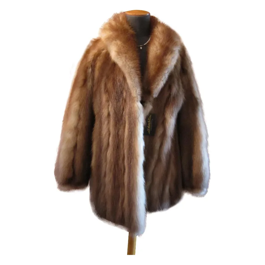 Manteau de fourrure ancien à col châle sur mannequin : fourrures estimées et rachetées au Maroc