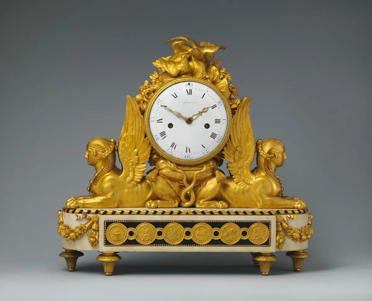 Pendule Louis XVI en bronze doré et marbre, vers 1783 : pendules anciennes estimées et rachetées au Maroc