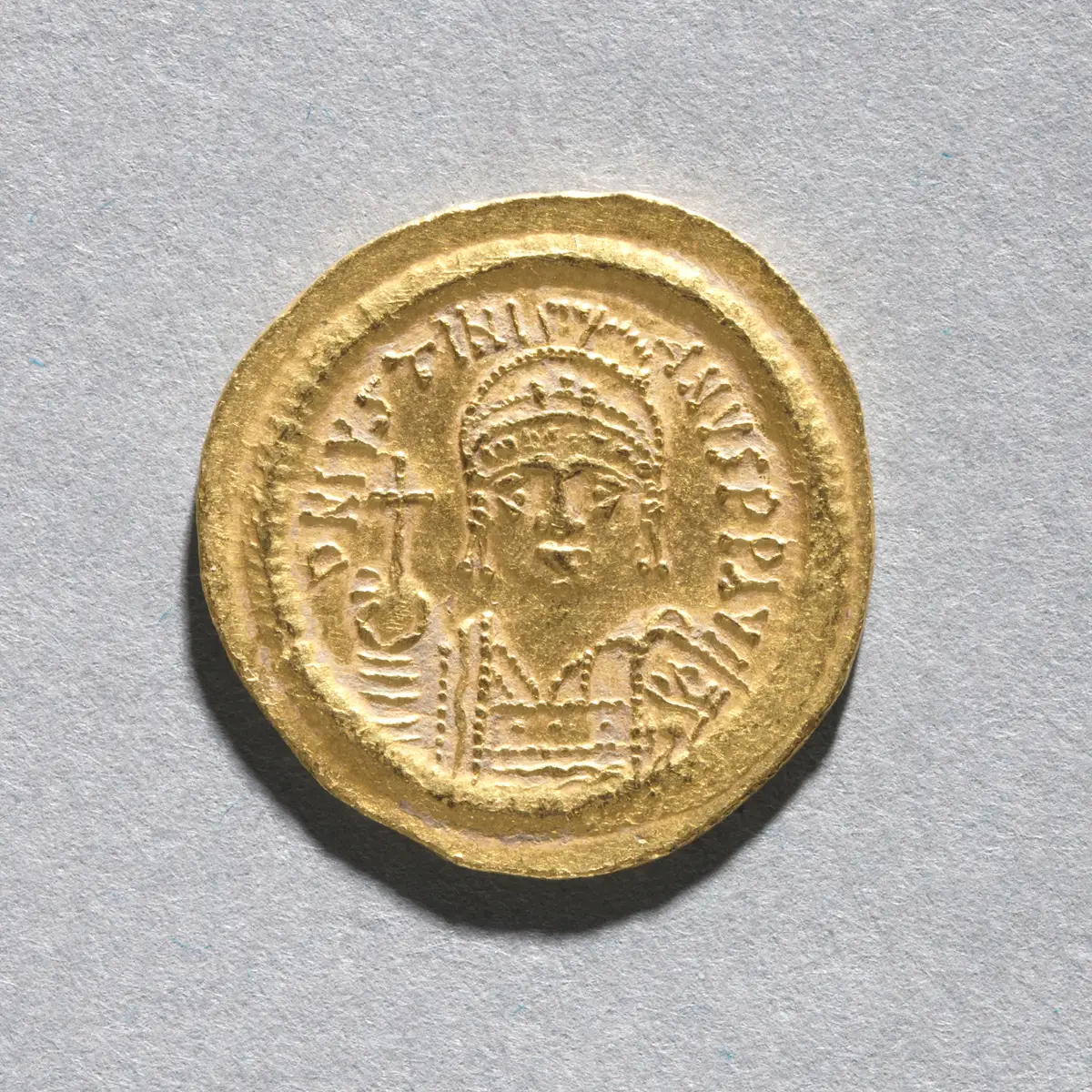 Pièce d'or ancienne à l'effigie d'un empereur byzantin : monnaies anciennes estimées et rachetées au Maroc