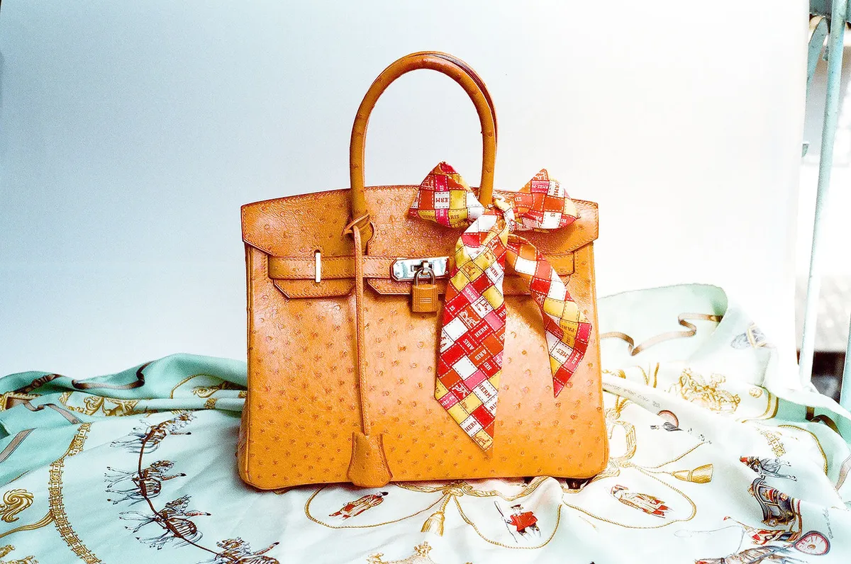 Sac Hermès Birkin en autruche et carré de soie Hermès : sacs de luxe estimés et rachetés au Maroc