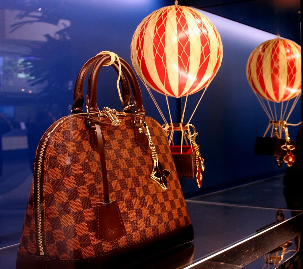 Sac Louis Vuitton Alma en toile Damier : sacs de luxe estimés et rachetés par François Secula au Maroc