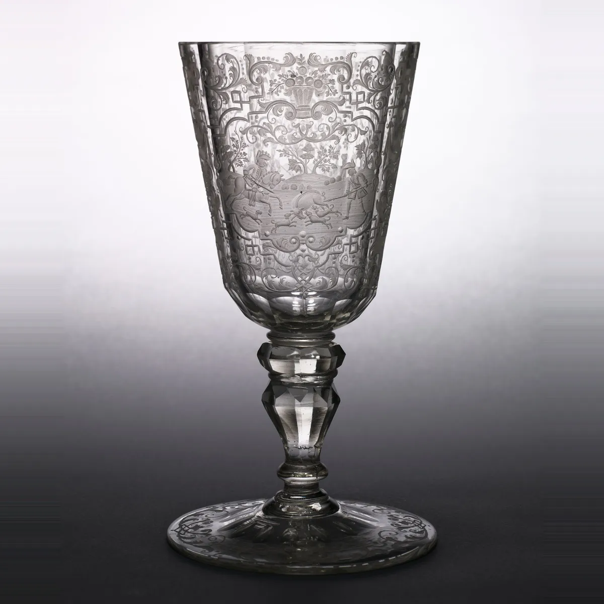 Verre ancien en cristal taillé et gravé sur pied balustre : verres en cristal estimés et rachetés au Maroc