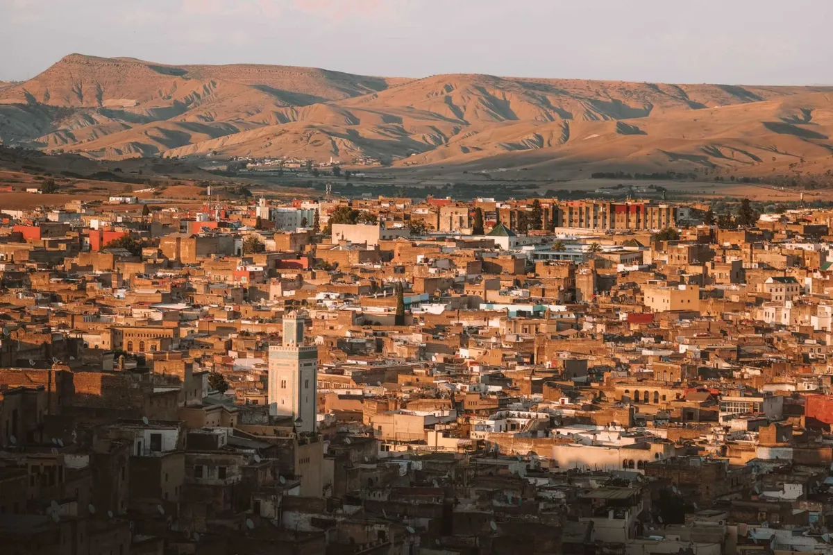 Toits de la médina de Fès au couchant, ville où François Secula estime et rachète les objets anciens