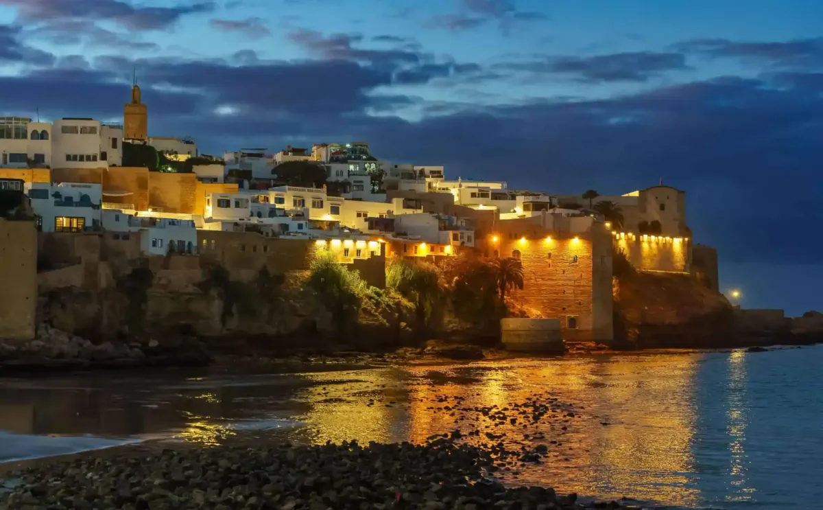 Kasbah des Oudayas illuminée à Rabat, ville où François Secula estime les antiquités à domicile